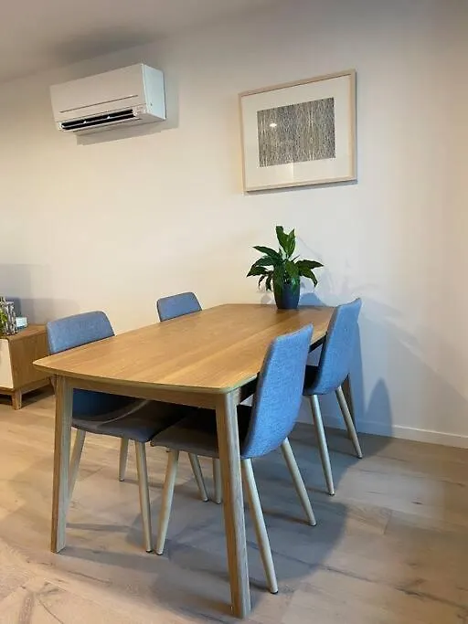 Central Canberra City Apartment With Study And Full Amenities Including Parking